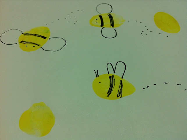 JezebelleArt: Buzzy Bee Thumbprint Art
