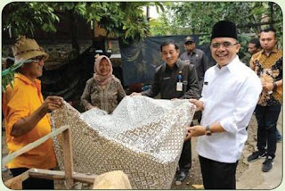  Masyarakat Osing yang tinggal di daerah pesisir ujung timur Pulau Jawa OPS: Materi Kelas 5 Perajin Batik Osing Banyuwangi