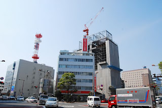 コラムには爆発物が満載され、発破キャップと信管が接続されています。 写真提供:ImplosionWorld.com