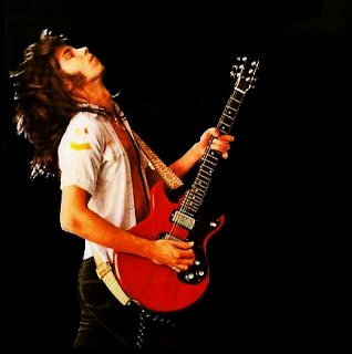 Pat Travers guitarrista canadense fortemente influenciado por Hendrix , tem RocknRoll Susie, como seu primeiro grande clássico.
