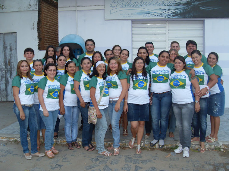 Equipe de professores e coordenação e direção da Escola Joaquim Dino Gadelha
