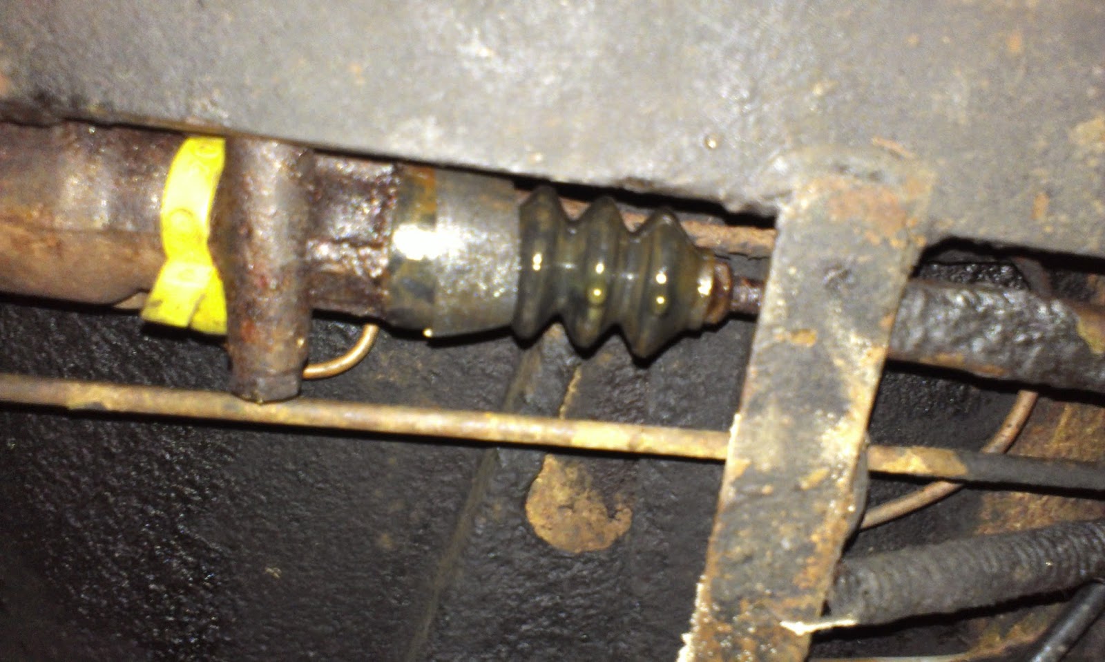 Mike's Austin A40 Somerset Oh dear.... Brake Master Cylinder seals gone