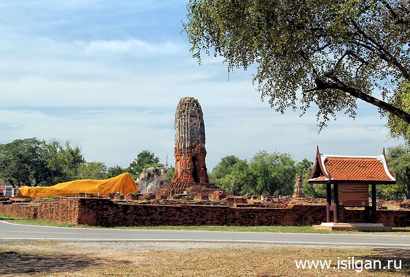 Статуя Лежащего Будды. Храм Ват Локая Суттха. Город Аюттайя. Таиланд