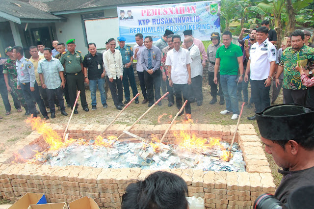 Dinas Kependudukan dan Pencatatan Sipil Kota Batam Pemerintah Kota Pemko Melakukan Pembakaran 50 ribu KTP Invalid