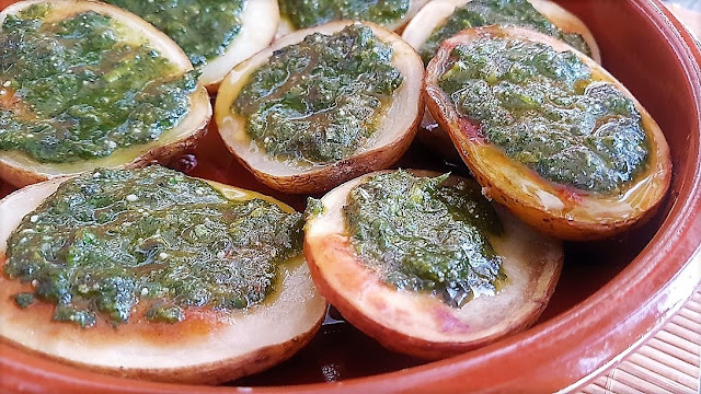 Papas asadas con salsa de albahaca