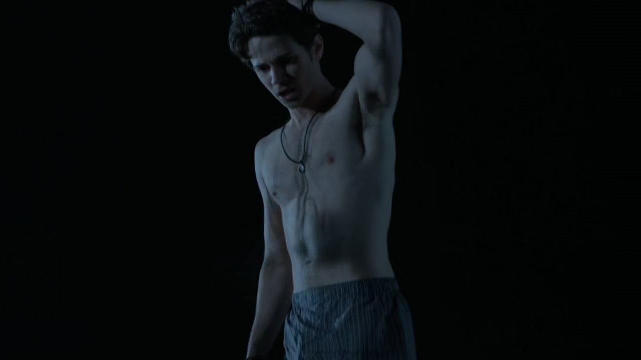 Connor Paolo shirtless in Revenge 1-01 "Pilot" .
