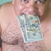 Antes de ser executado em porta de motel, homem fez fotos ‘comendo’ dólares