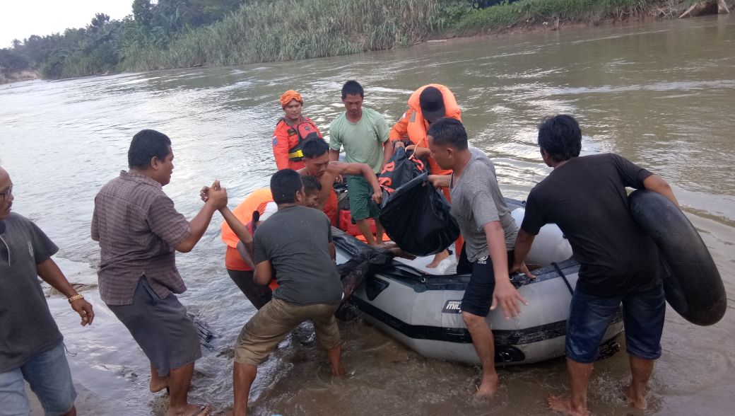 Jenazah korban yang hanyut di sungai Silau Asahan saat dievakuasi. Jenazah korban yang hanyut di sungai Silau Asahan saat dievakuasi.