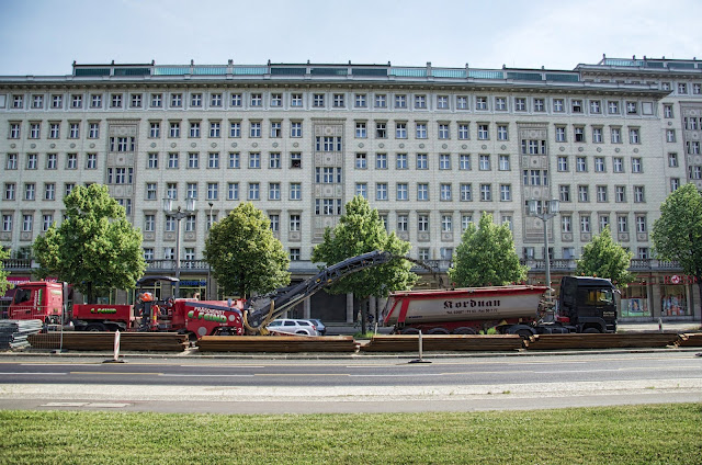 Baustelle Karl-Marx-Allee 68, Asphaltfräse- Arbeiten, 10243 Berlin, 20.06.2013