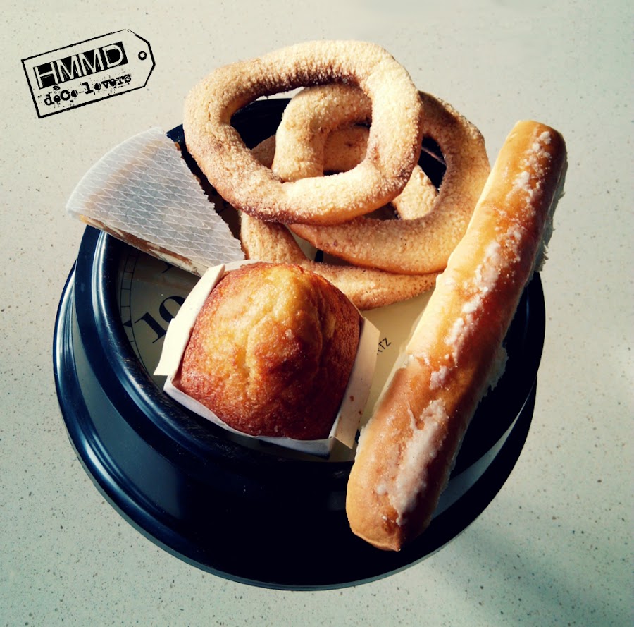 Soporte para dulces con un reloj by HMMD. Handmademaniadecor. Original idea para presentar la merienda o el desayuno más cool. Soporte vintage para dulces hecho con un reloj. Sweet stand for special breakfasts or suppers. Vintage cake stand.