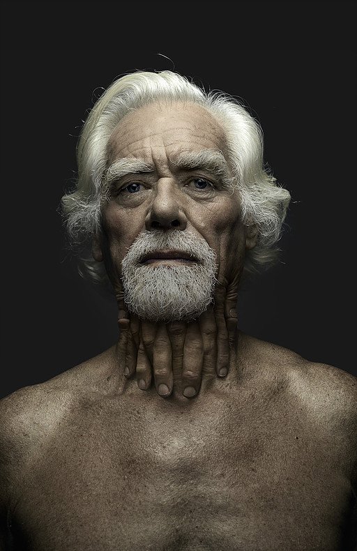 Mãos saindo pelo corpo nas bizarras fotografias e foto-manipulações de Babak Hosseiny e Jeffrey Vanhoutte Babak Hosseiny and Jeffrey Vanhoutte fotografia photoshop mãos saindo do corpo bizarro