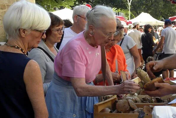 Danish Queen Margrethe visited an open-air market which is in the square outside Cahors cathedral