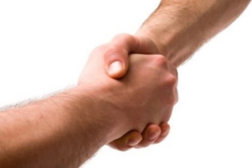 Se você conhece o autor desta imagem, por favor nos informe para que possamos atribuir-lhe os devidos créditos. Obrigado. Mãos dadas. #PraCegoVer