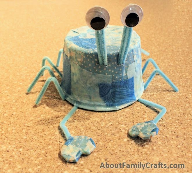 http://aboutfamilycrafts.com/plastic-tub-blue-crab-craft/