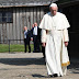 Auschwitz, Papa Francisco reza en silencio en el campo de exterminio