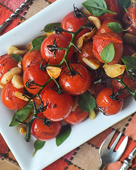 Tomates em rama temperados na frigideira