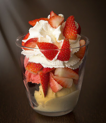 Fresas Con Nata Y Helado De Galletas María Casero. 
