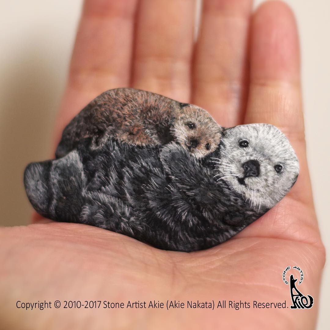 05-Mom-&-Baby-Sea-Otter-Akie-Nakata-Natural-Shape-Stone-Animal-Paintings-www-designstack-co