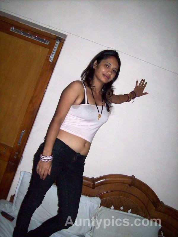 ALL COLLECTION WALLPAPERS: Desi Aunty Hot Still Pictures