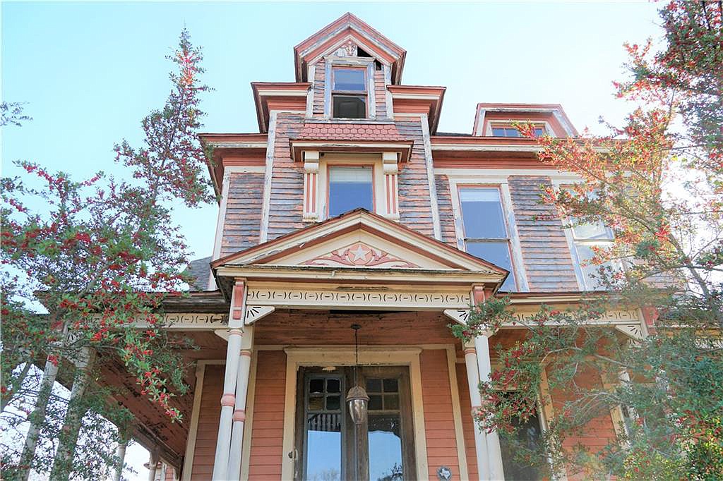 Sweet House Dreams 1892 Victorian in Denison, TX