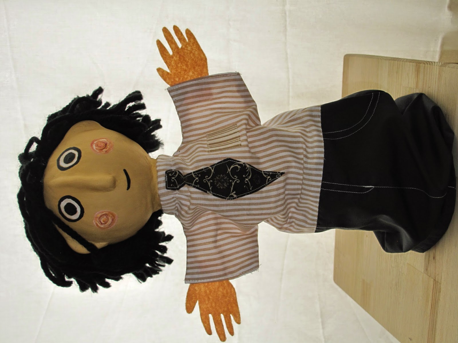 la maleta del títere y la DE PARIS