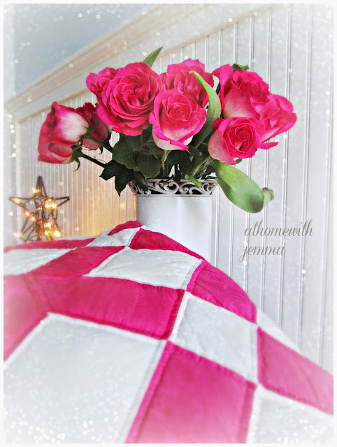 red-roses-quilt-Christmas-bedroom-comforter-homemaking