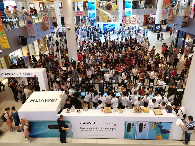 vivocity crowds waiting for huawei p30 series smartphone
