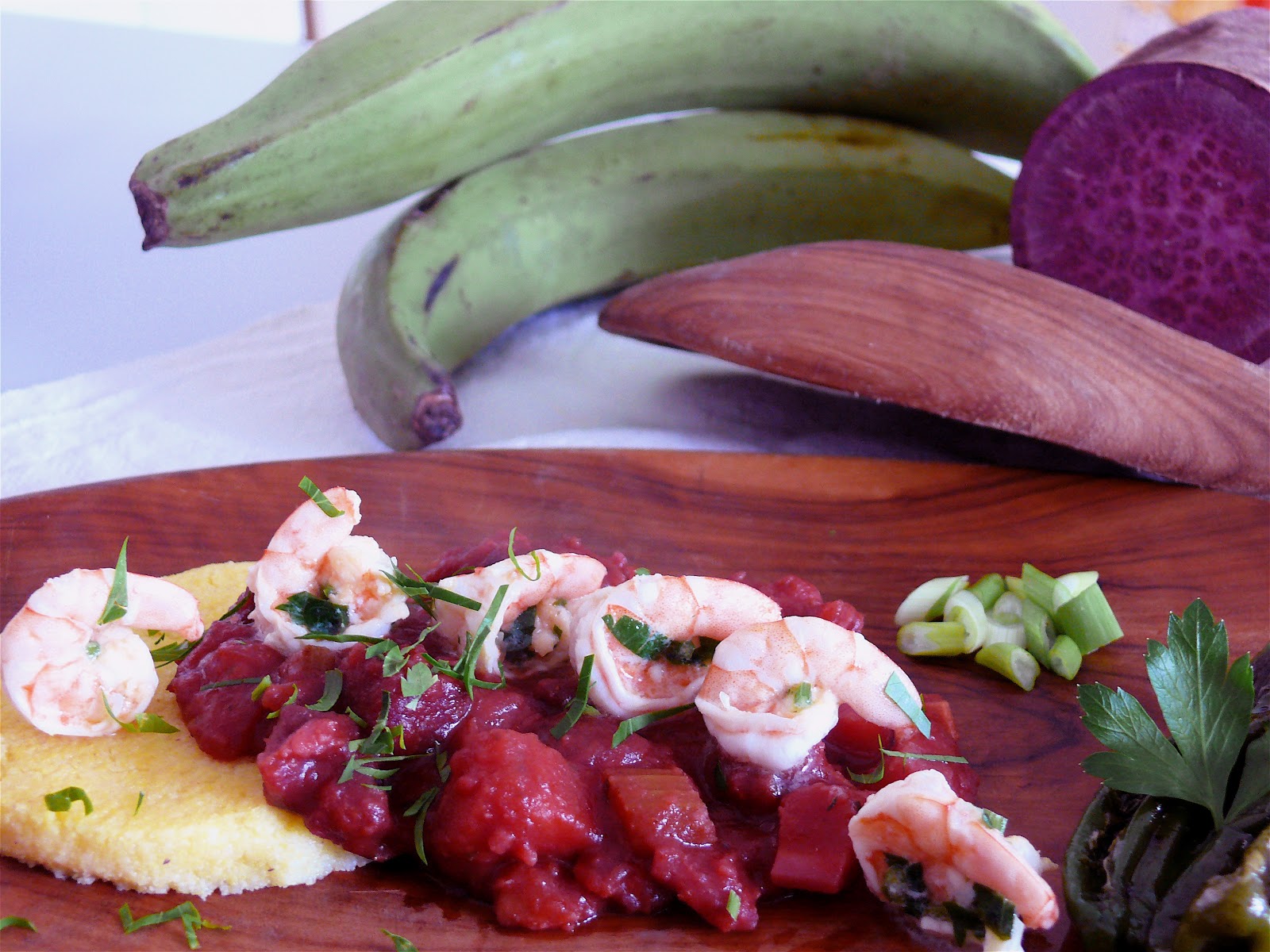 Scharfer afrikanischer Eintopf mit Kochbanane und Polenta