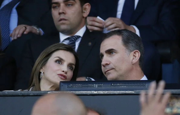 King Felipe and Queen Letizia watched King's Cup (Copa del Rey) final match at Vicente Calderon Stadium in Madrid. Queen Letizia wore Hugo Boss Cascadia Double Breasted Trench Coat. 