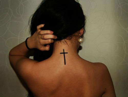 Cruz desenho de tatuagem para as mulheres