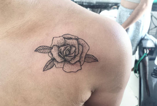 Este dotwork subiu no ombro de