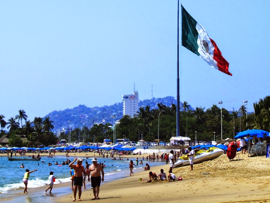 Flag_of_Mexico_in_Acapulco.jpg