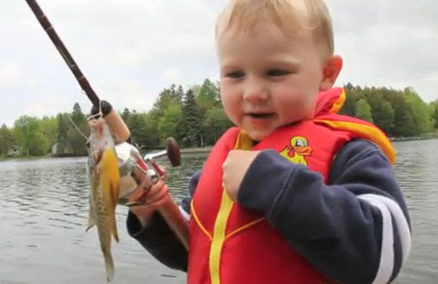 Video : 生まれて初めて、サカナが釣れたのがうれしくて、フリーという名前まで付けるのだけれど、おっかなびっくりでさわることはできない3歳の男の子のかわいいビデオ ! !