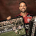 Conmebol parabeniza Diego e presenteia camisa 10 com quadro da Libertadores