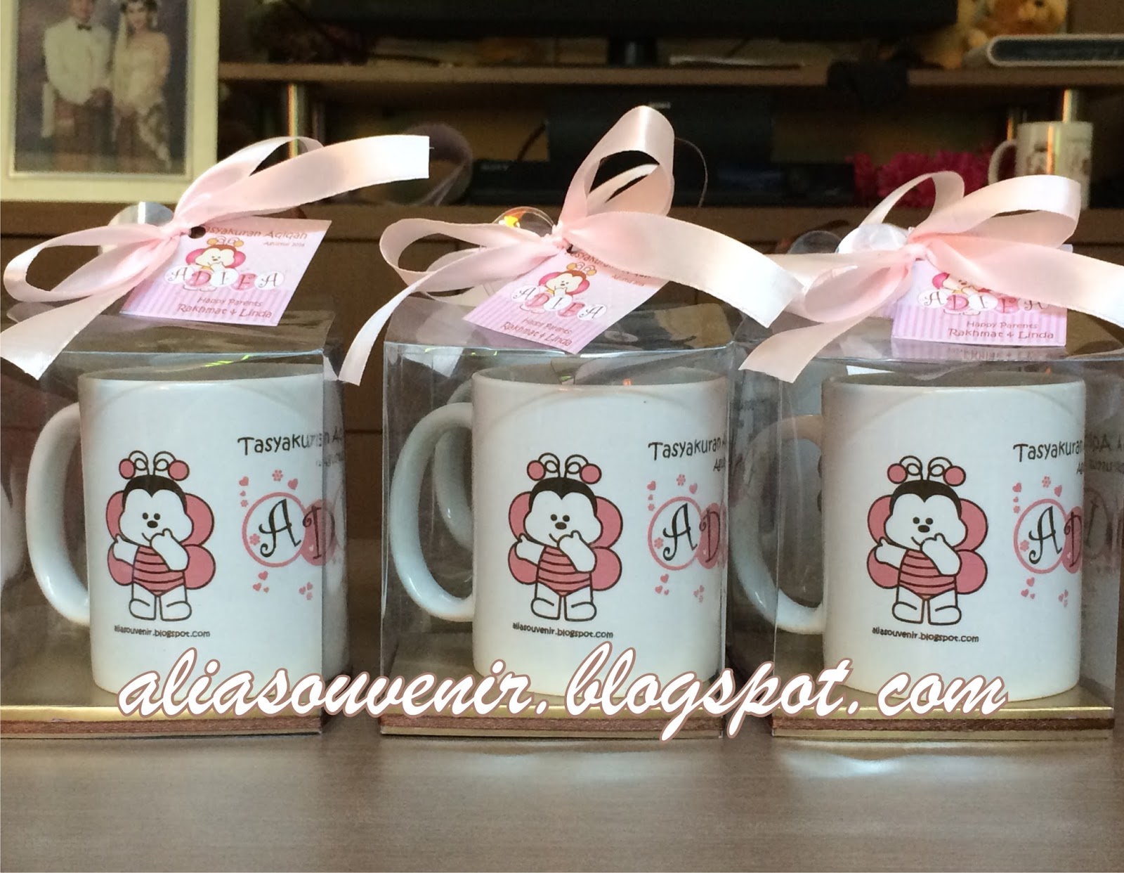 Souvenir Mug Sablon 2 Warna Design Kelahiran Bayi Kemas Mika dan Pita