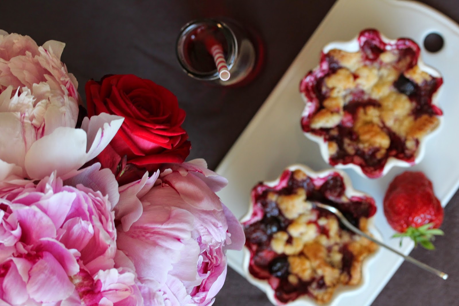 felixflowers: Pfingstrosen und Erdbeer - Heidelbeer Crumble