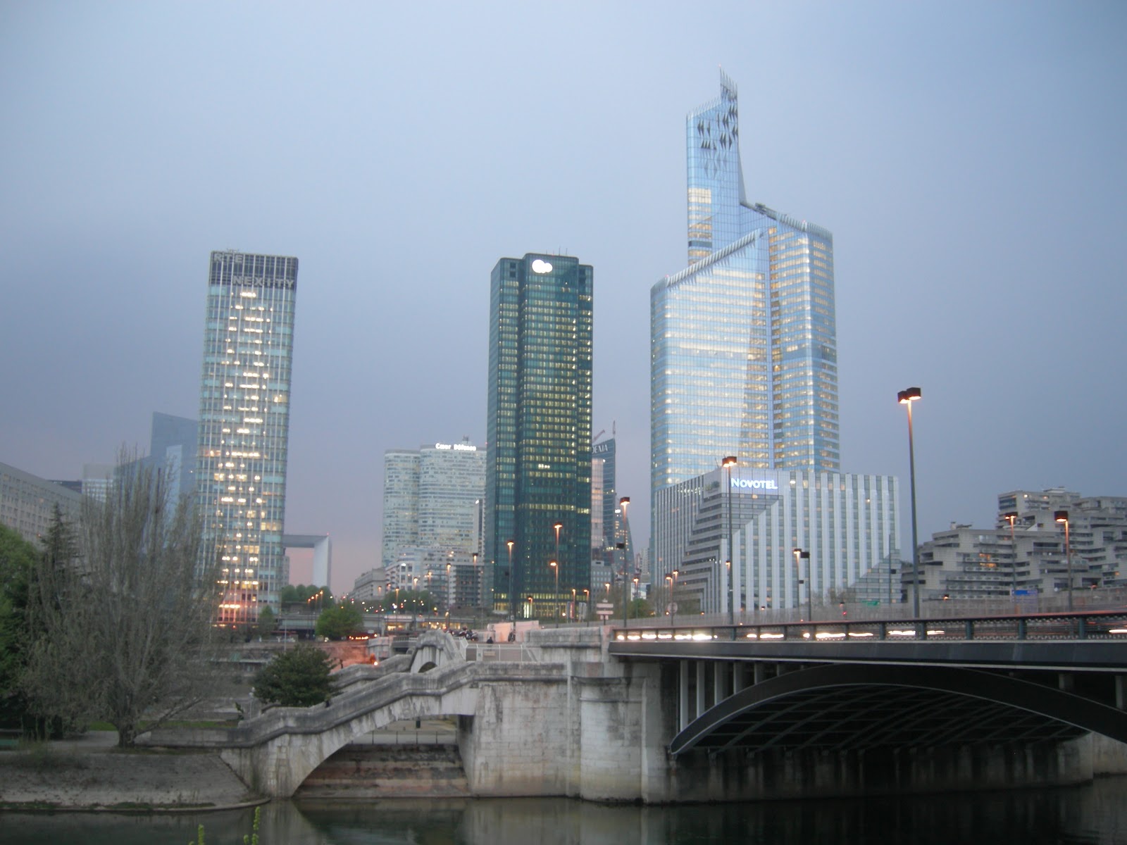 Paris London Ailleurs La Défense vue du Pont de Neuilly