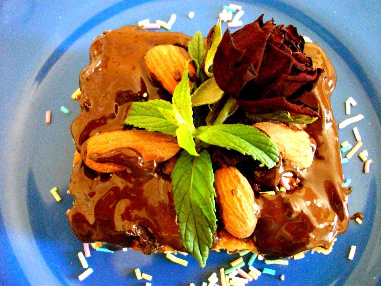 Çilek Kırmızı Bademli Pasta