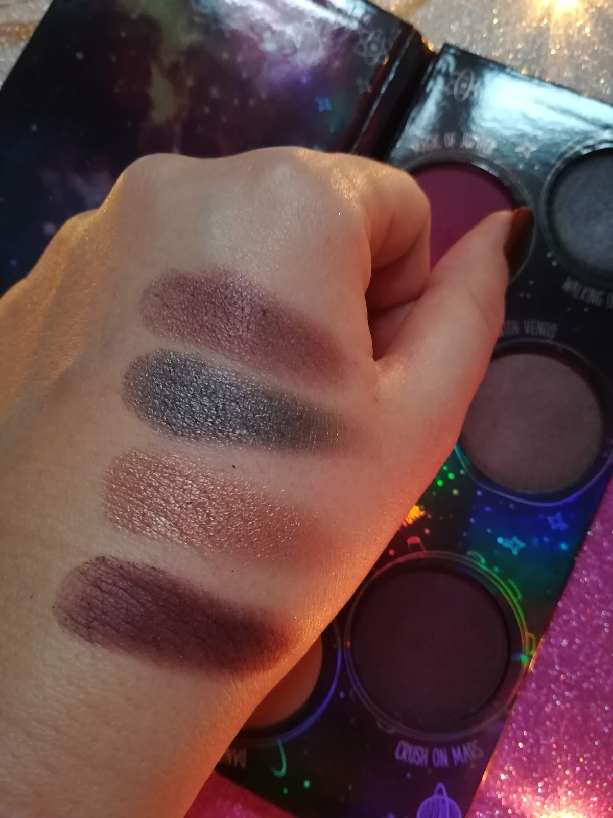 ESSENCE Dancing on the milky way paleta senki i holo gliter kapi