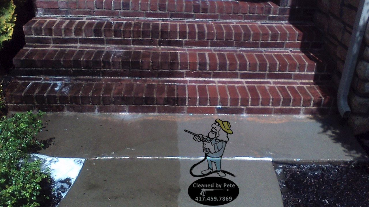 House Washing Springfield MO. Cleaned by Pete mobile contract cleaners