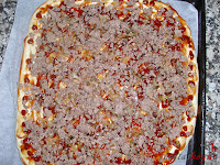 Pizza barbacoa con borde sorpresa-añadiendo carne