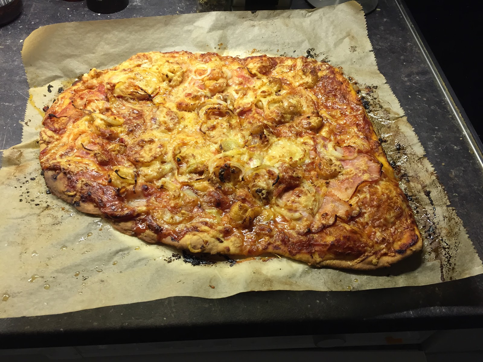 Flammkuchen mit Garnelen, Schinken und Zwiebeln