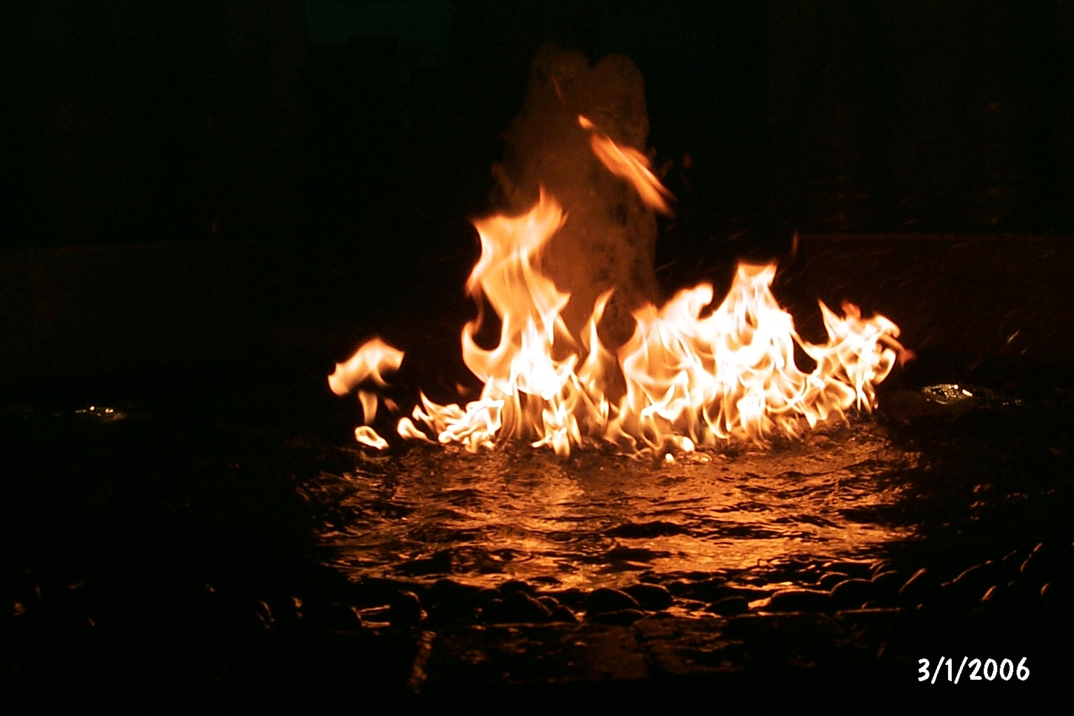 Топливо вода горит. Огонь и вода. Вода горит. Горящий огонь. Огонь горящий в воде.