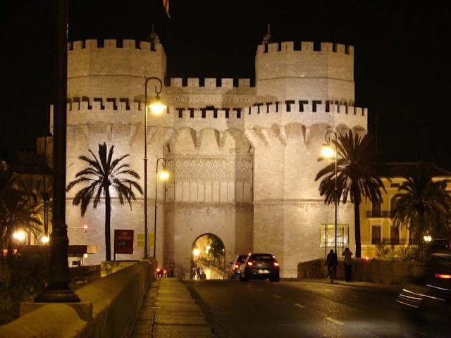 Las Torres de Serranos de noche en Valencia