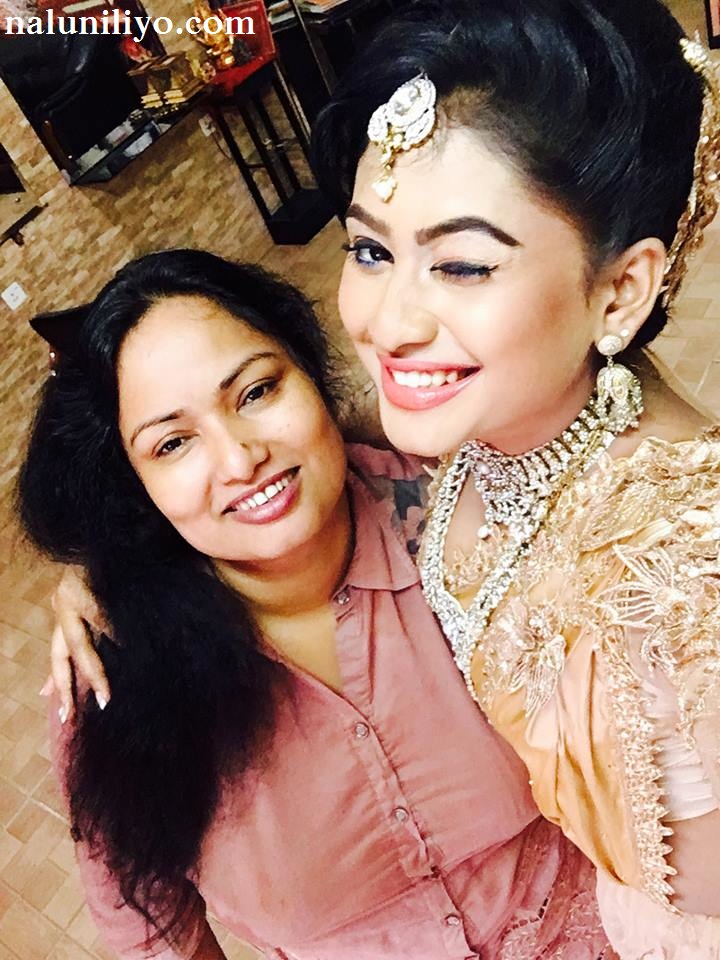 Piumi Hansamali with sister on wedding