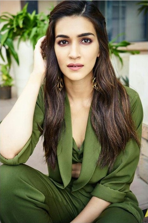 Deepika Padukone and Kriti Sanon’s latest pics: both look effortlessly