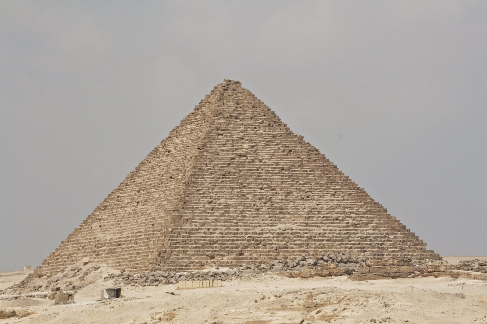 The three Giza pyramids (Cheops - Chephren - Menkaure) - Hootel&Travel ...