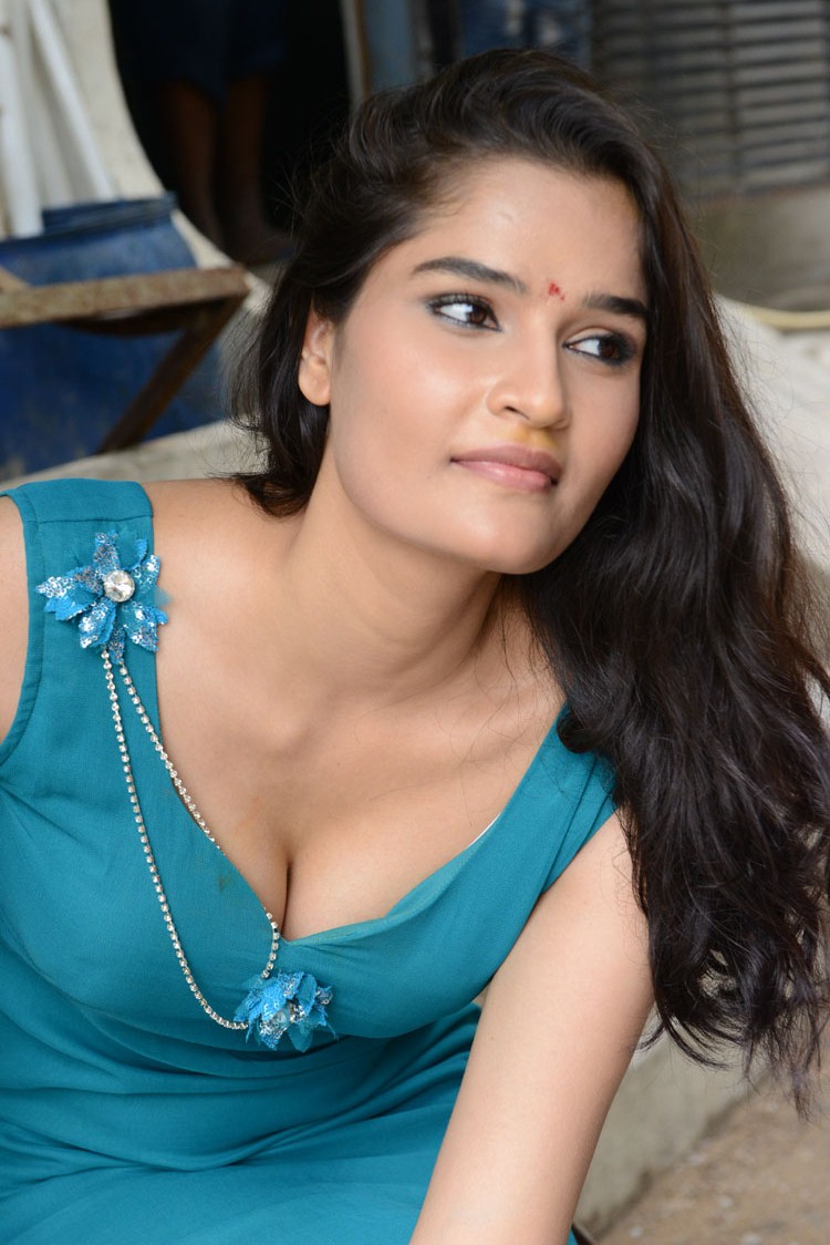 Sneha Thakur Hot Cleavage Show Photos And Movie Images