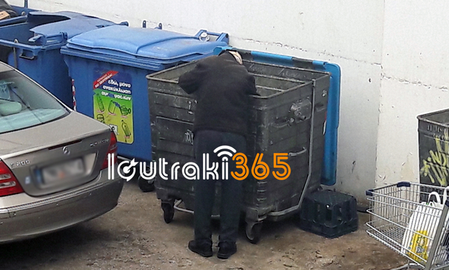 Δραματικές εικόνες: Ηλικιωμένοι ψάχνουν απεγνωσμένα στα σκουπίδια για λίγο φαγητό (vid)
