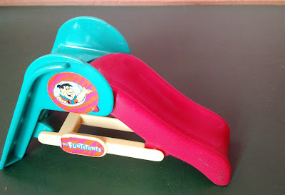 Brinquedo de plástico, escorrega do Flintstones - Hanna Barbera 14cm de comprimento; 9 cm de altura R$ 8,00